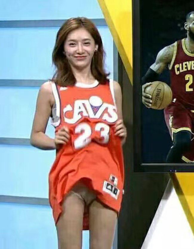 nba比赛押注平台腾讯NBA第一女神美娜直播露底被网友质疑：腿中间空隙比较大