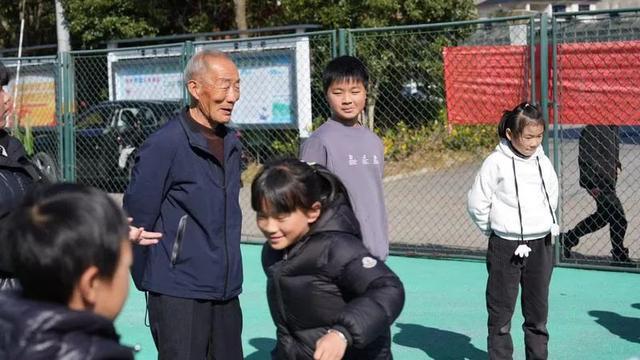 nba比赛押注平台这张“课表”绝了！杭州这位全能的老师孩子们都服气(图10)