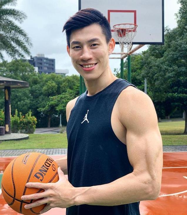 nba比赛押注平台篮球达人更是肌肉教练阳刚爷们的他练就了八块腹肌和人鱼线(图3)