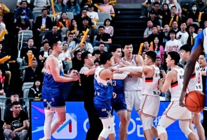 nba比赛押注平台【观点】压力给到CBA！重罚黄荣奇后 周琦+莫兰德该被追罚吗(图2)