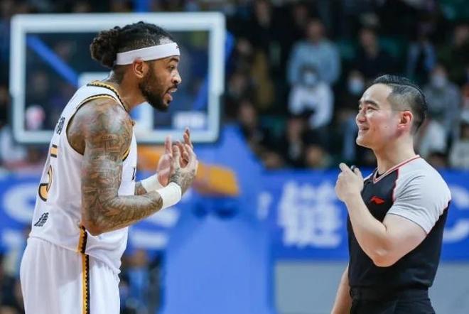 nba比赛押注平台【观点】压力给到CBA！重罚黄荣奇后 周琦+莫兰德该被追罚吗(图7)