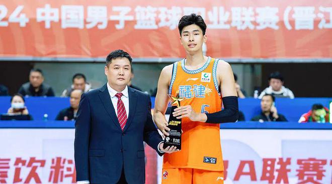 nba比赛押注平台邹阳：从16岁天才少年到CBA月最佳星锐(图2)