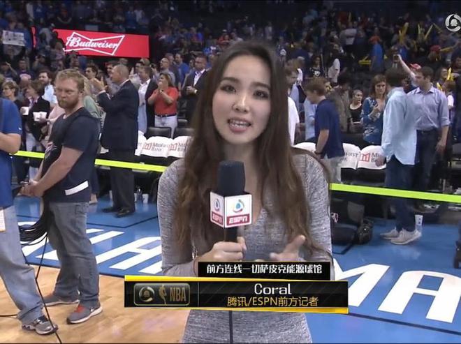 nba比赛押注平台腾讯NBA女记者身着 采访雷霆新巨头 好想摔碎那个话筒(图1)