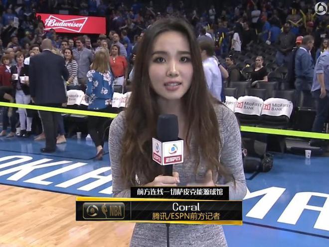 nba比赛押注平台腾讯NBA女记者身着 采访雷霆新巨头 好想摔碎那个话筒(图3)